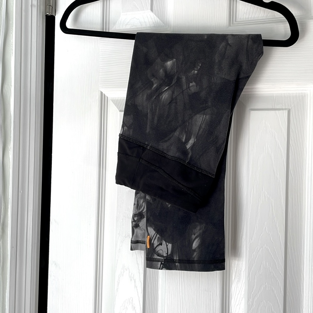 Lucy.com From REI Smokey Pattern Yoga Pant Half Length